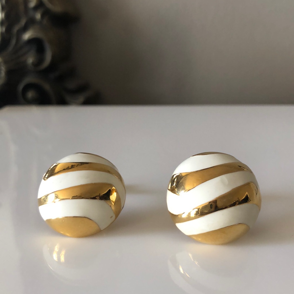 Vintage Ciner White Enamel Gold-Tone Dome Clip-On Earrings 99$